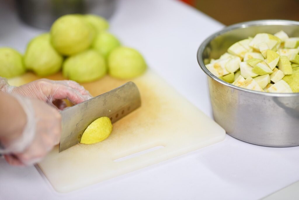 How to Use Guava Leaves for Hair
